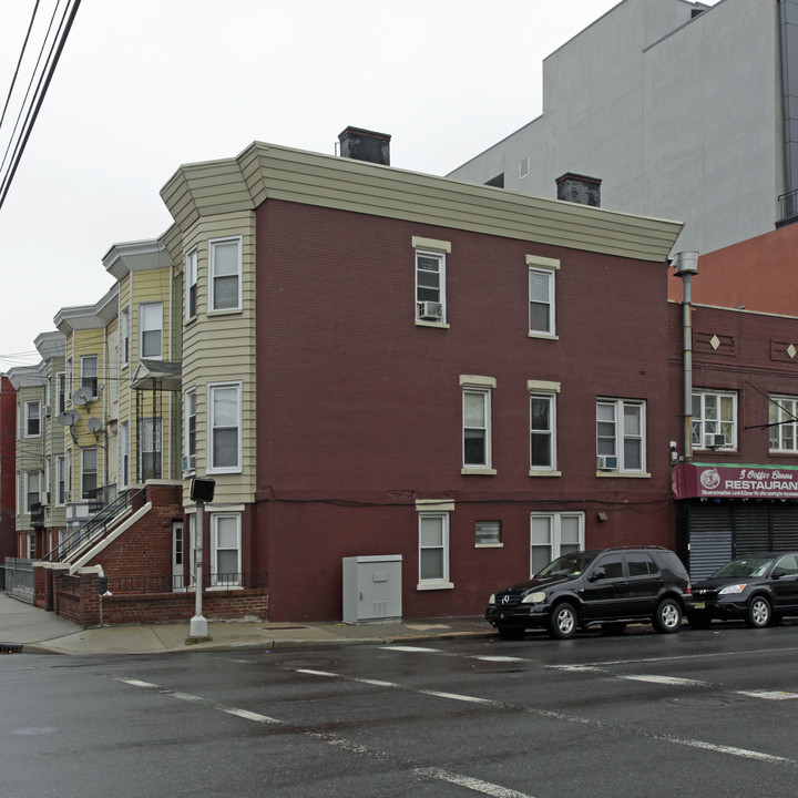 256 Summit Ave in Jersey City, NJ - Building Photo