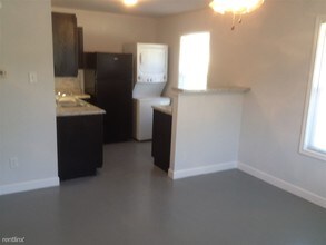 105 Davis St in Bryan, TX - Building Photo - Building Photo