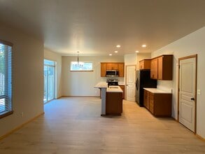 18072 Meadow Ave in Sandy, OR - Building Photo - Building Photo