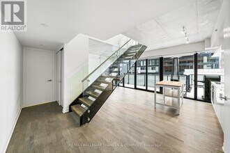 185-185 Roehampton Ave in Toronto, ON - Building Photo - Building Photo