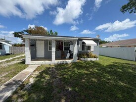 2431 Plunkett St in Hollywood, FL - Building Photo