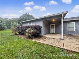 560 Lee Byrd Rd in Loganville, GA - Building Photo