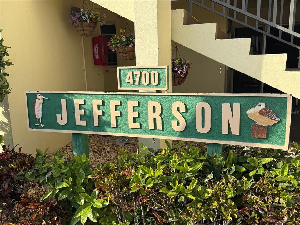 4700 Cove Cir in St. Petersburg, FL - Building Photo