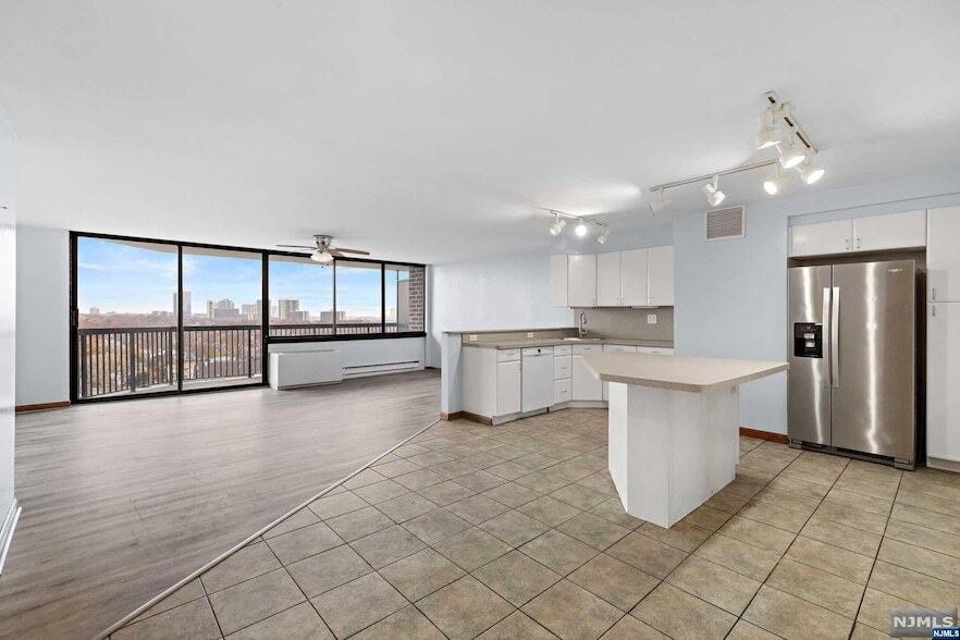 770 Anderson Ave, Unit 10K in Cliffside Park, NJ - Building Photo