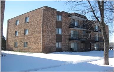 7351 Sandalwood Dr in Tinley Park, IL - Foto de edificio