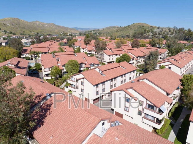 18182 W Sundowner Way in Santa Clarita, CA - Building Photo - Building Photo