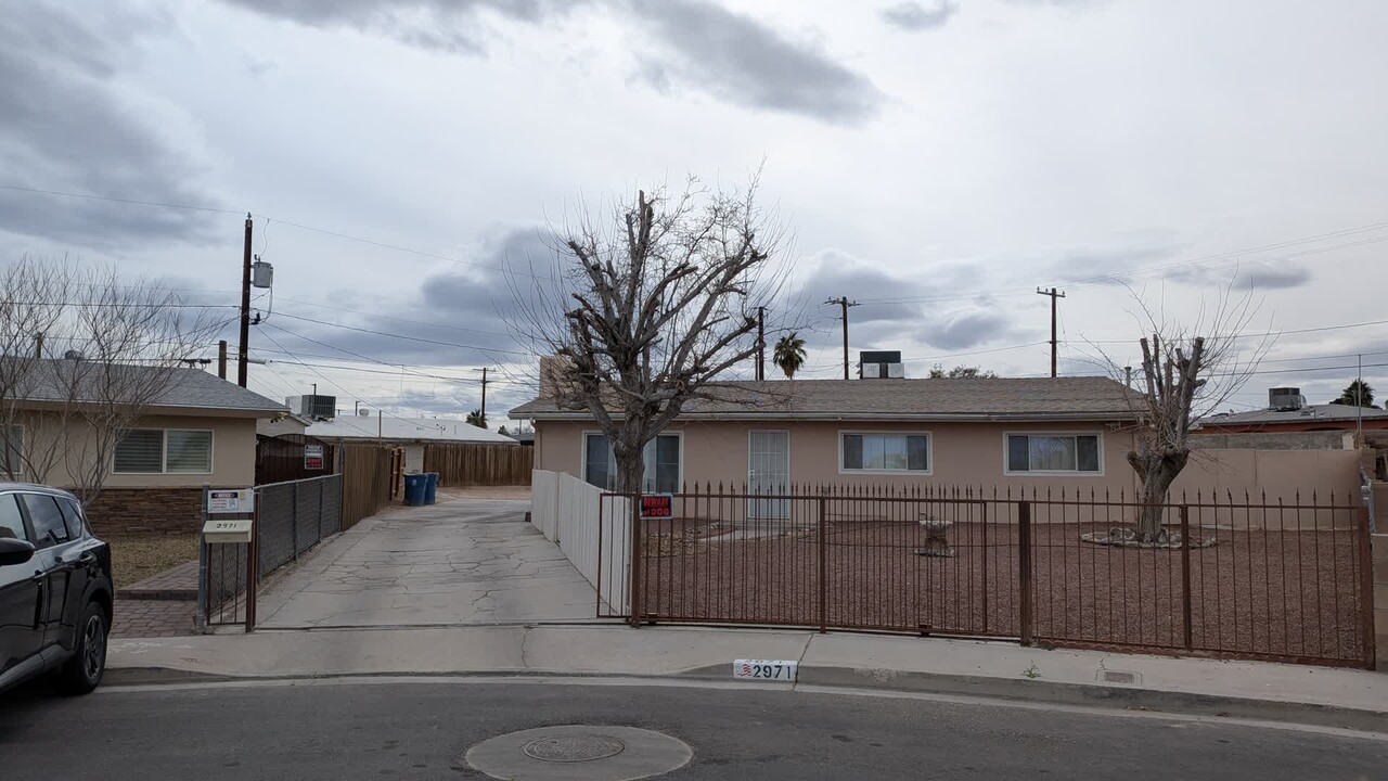 2971 Swandale Ct in Las Vegas, NV - Building Photo