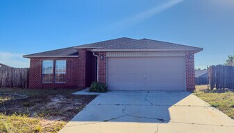 7971 Herzog Ct in Navarre, FL - Building Photo