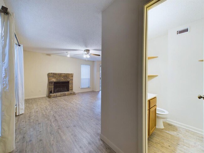 8502 Lyndon Ln in Austin, TX - Building Photo - Building Photo