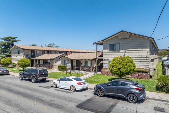 Royal Oakdale Apartments in El Cajon, CA - Foto de edificio - Building Photo
