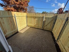 1016 Greenspoint Dr in New Orleans, LA - Foto de edificio - Building Photo