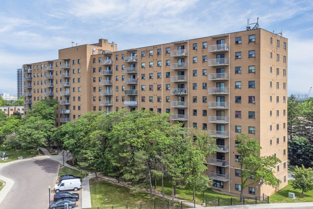 80 Orenda Ct in Brampton, ON - Building Photo