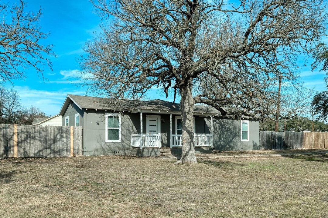 520 West St in Bertram, TX - Building Photo