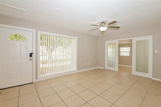 3211 21st Ave Dr W in Bradenton, FL - Foto de edificio - Building Photo