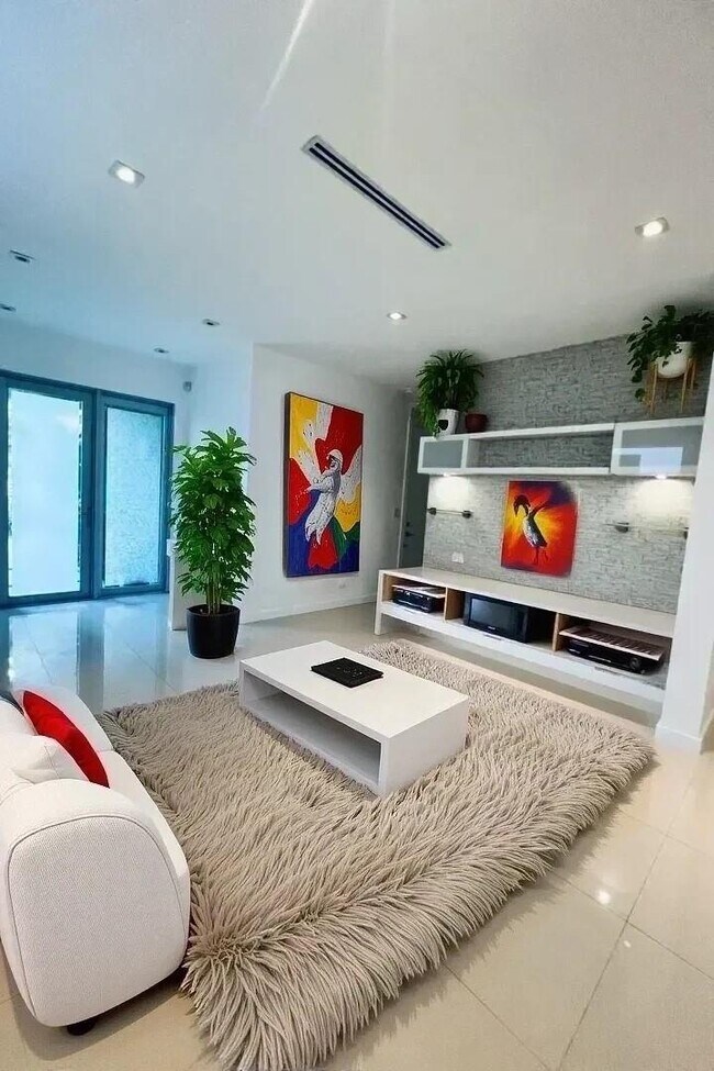 3037 Elizabeth St in Miami, FL - Building Photo - Building Photo