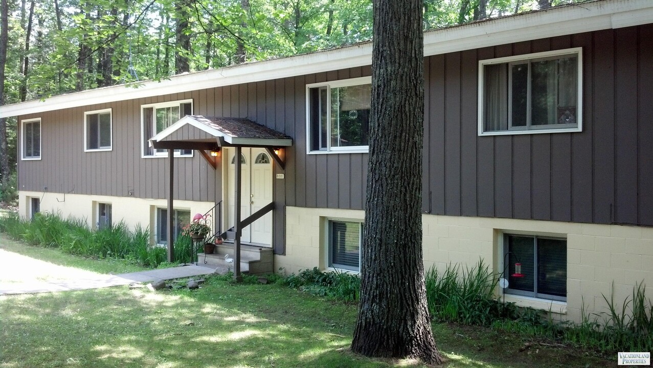 8001 Sunset Avenue, Unit Apt #3 in Lake Tomahawk, WI - Foto de edificio