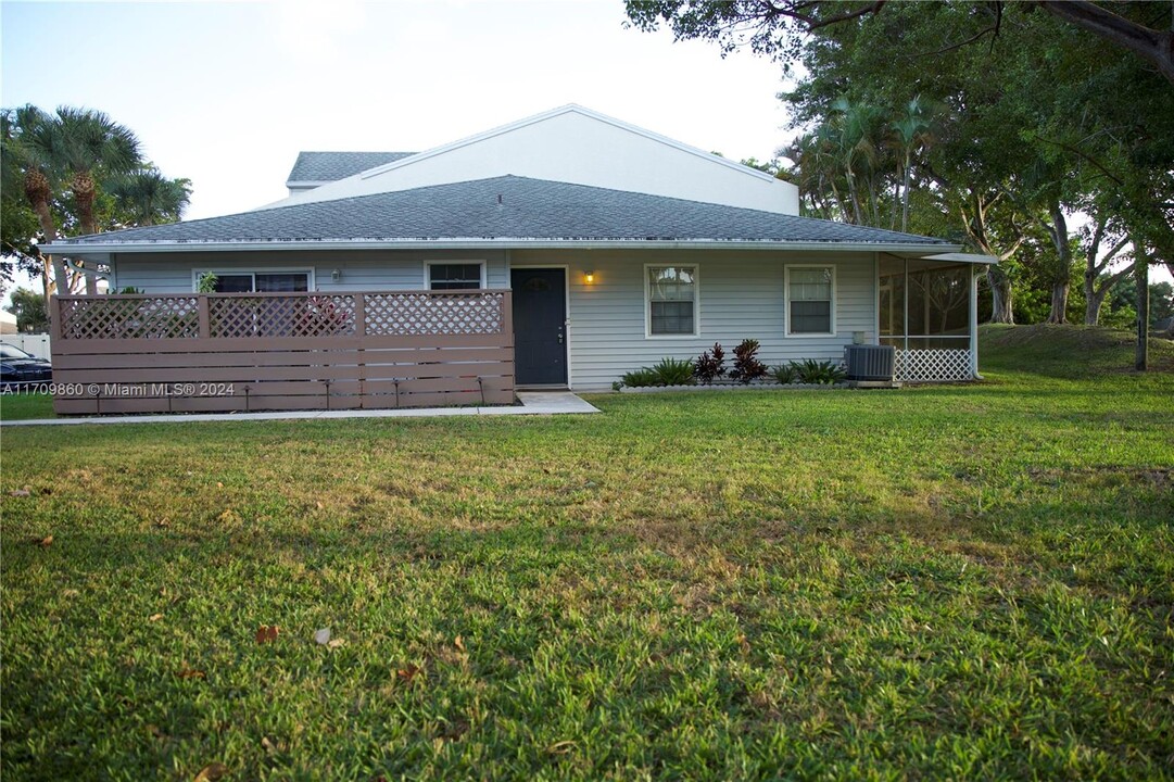 4934 S Hemingway Cir in Margate, FL - Building Photo