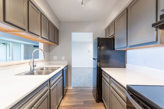 The Lake Shore Apartments in Ypsilanti, MI - Building Photo - Interior Photo