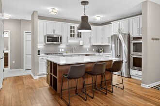 5250 Grandview Square in Edina, MN - Building Photo - Building Photo