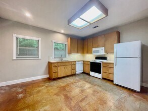 705 Smith Dr in San Marcos, TX - Foto de edificio - Building Photo