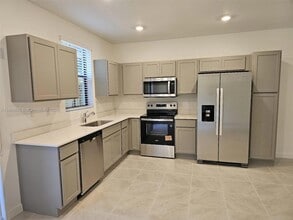 1533 NE 3rd Ave in Florida City, FL - Foto de edificio - Building Photo