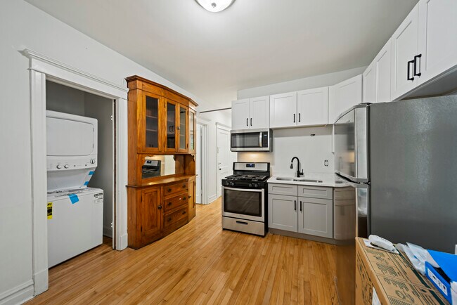 2325 W Rice St, Unit 1 in Chicago, IL - Building Photo - Building Photo