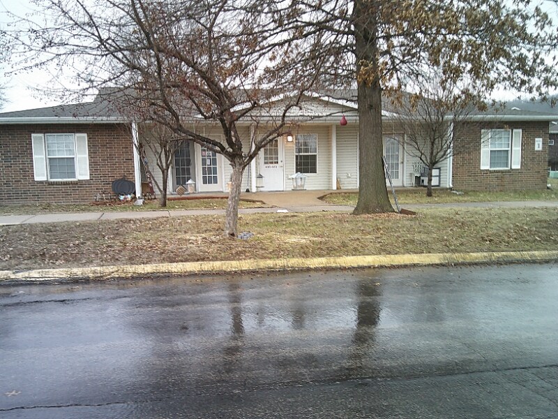 400 Tella Jane Ln in Louisiana, MO - Building Photo