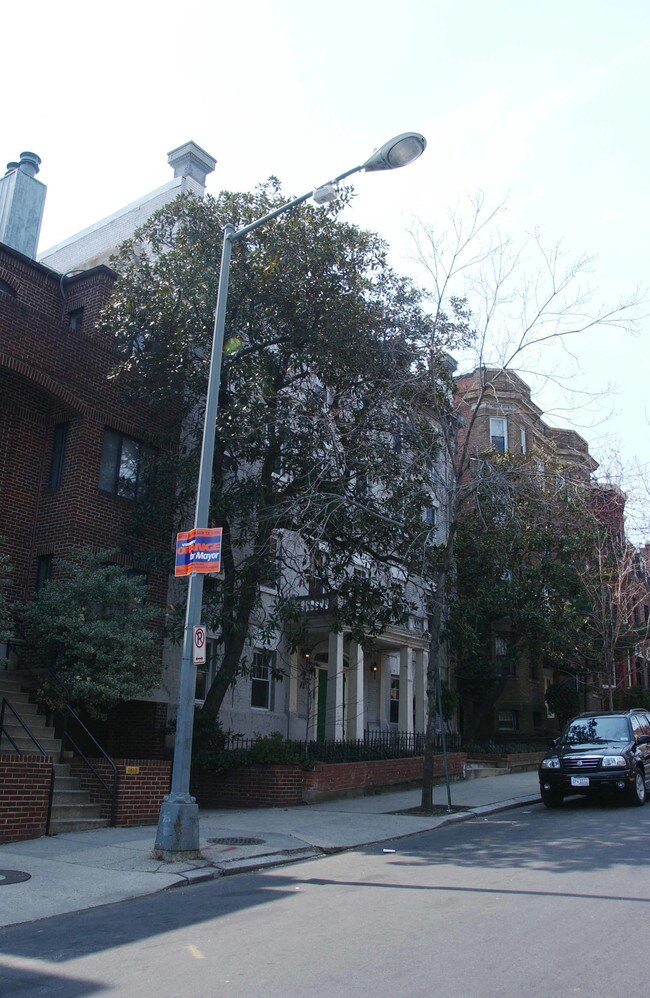 1442 Somerset Pl NW in Washington, DC - Foto de edificio - Building Photo