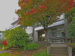 Camelot Place in Burnaby, BC - Building Photo - Building Photo