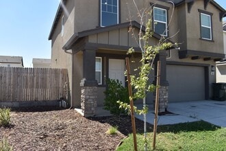 736 Athena Dr in Merced, CA - Building Photo - Building Photo