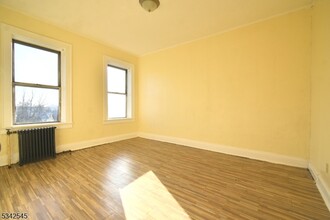 148 Chancellor Ave-Unit -D8 in Newark, NJ - Foto de edificio - Building Photo
