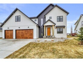 2439 River's Bend Dr E in West Fargo, ND - Building Photo