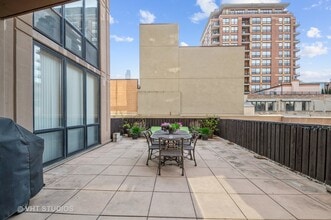 435 W Erie St, Unit 1708 in Chicago, IL - Foto de edificio - Building Photo