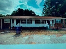 914 Cross Anchor Rd in Woodruff, SC - Building Photo