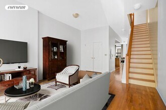 489 Manhattan Ave in New York, NY - Building Photo - Building Photo