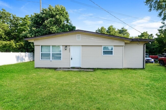 4833 W Morris St in Indianapolis, IN - Foto de edificio - Building Photo
