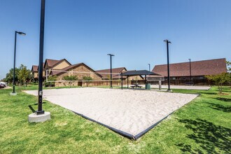 The Barracks Townhomes in College Station, TX - Foto de edificio - Building Photo