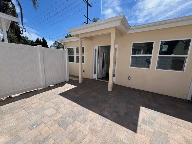 property at 1433 N Maple St