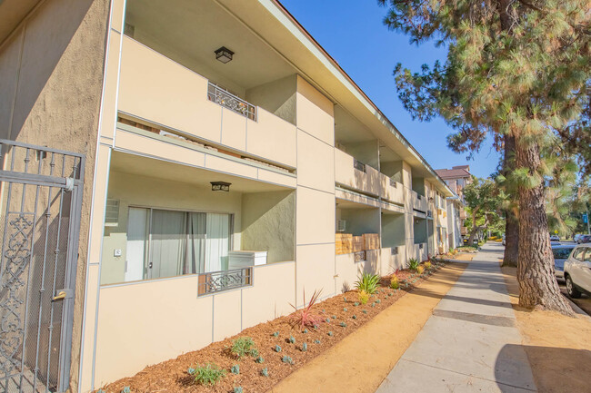 Tujunga Apartments in North Hollywood, CA - Building Photo - Building Photo