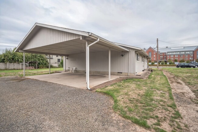 2223 University Ave in Forest Grove, OR - Building Photo - Building Photo