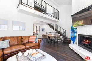 29231 Heathercliff Rd in Malibu, CA - Building Photo