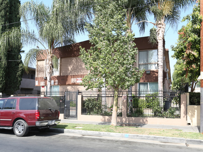 6655 Etiwanda Ave in Reseda, CA - Building Photo - Building Photo