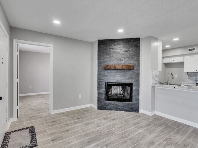 260 El Dorado Blvd in Webster, TX - Building Photo - Building Photo