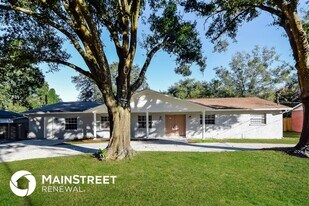 510 Lisa Ln in Brandon, FL - Building Photo