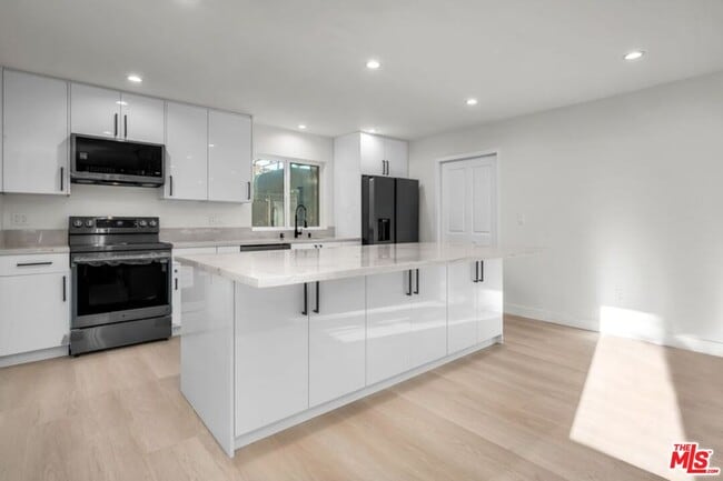 10880 Tennessee Ave in Los Angeles, CA - Building Photo - Building Photo