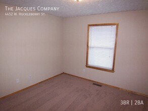 4452 W Huckleberry St in Springfield, MO - Foto de edificio - Building Photo