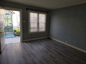 2808 1/2 Hillcrest Dr in Los Angeles, CA - Foto de edificio - Building Photo