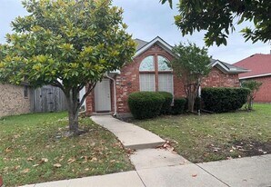 2151 Arbor Creek Dr in Carrollton, TX - Building Photo