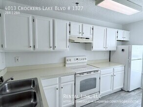 4013 Crockers Lake Blvd in Sarasota, FL - Foto de edificio - Building Photo
