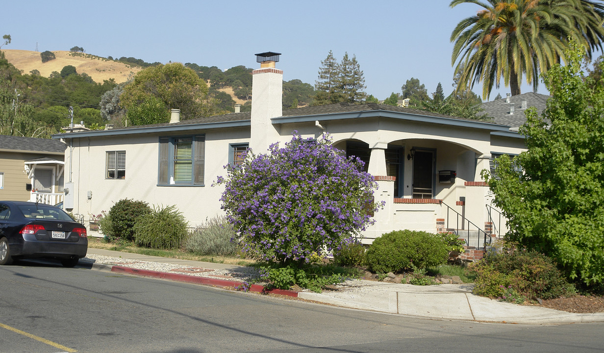 2030 Alhambra Ave in Martinez, CA - Building Photo